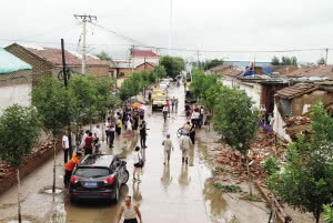 龙卷风过后天津静海区西五里村抢险仍在继续