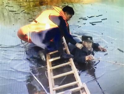 七旬老人落入冰窟 消防员"赤脚"施救