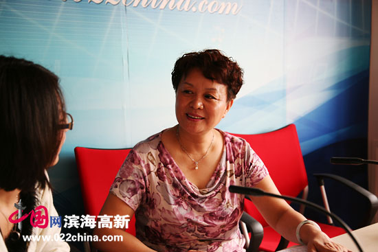 天津著名女书法家冼艳萍做客中国网·滨海高新