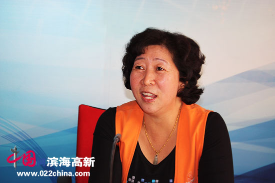 天津著名女画家“冯牡丹”冯字锦做客中国网·滨海高新