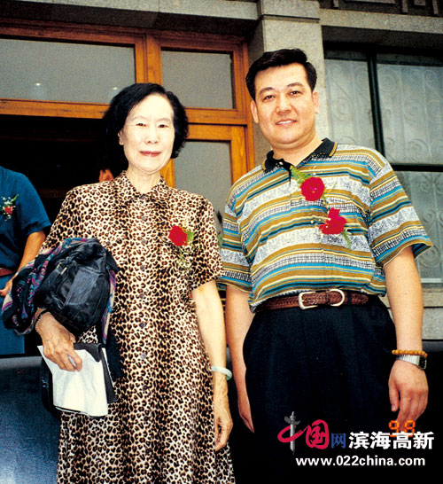 著名书法家、香港书法家协会副主席王冠峰与徐悲鸿先生夫人廖静文