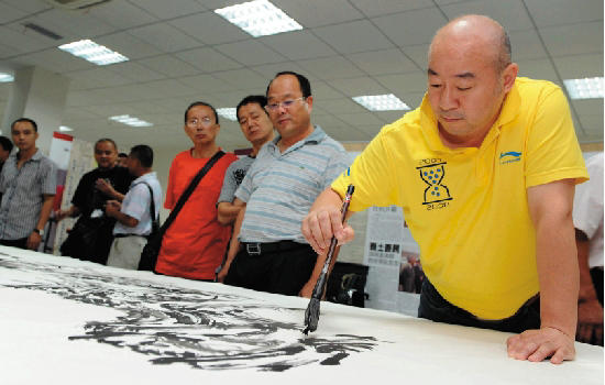 范扬爱心画作义卖150万元 希望小学落户甘肃