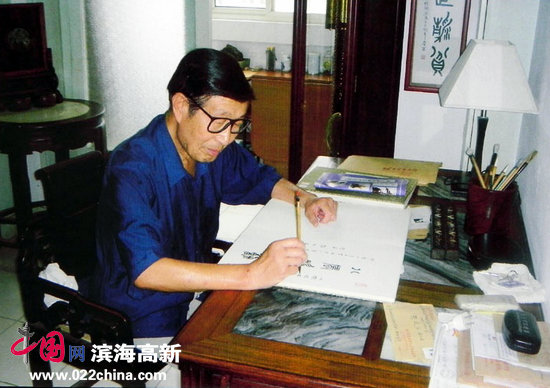 天津著名书法篆刻家、词曲家张牧石先生。