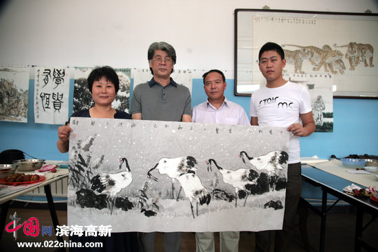 天津市美协副主席、著名花鸟画家郑连群与三友冷弯型材厂负责人任连志、徐会仙。