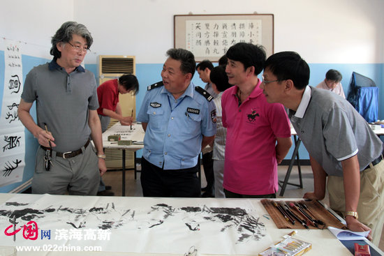 天津市美协副主席、著名花鸟画家郑连群与运河画院院长孟宪奎、画家任首华、鉴赏家谢连梓在交流书画艺术。