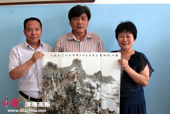 天津画院著名山水画家张运河与三友冷弯型材厂负责人任连志、徐会仙。