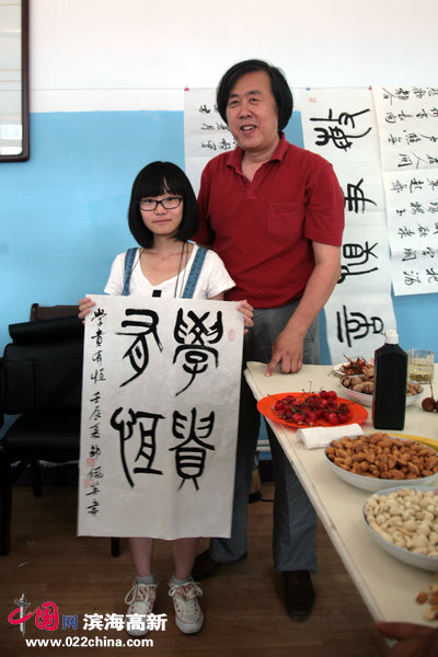 天津市书协副主席、著名书法家邵佩英一幅《学贵有恒》书赠三友冷弯型材厂。