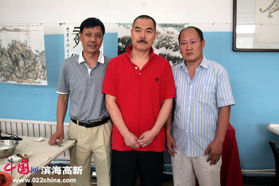 天津美院教授、《中国书画报》执行总编、著名山水画家王慧智与鉴赏家谢连梓等。