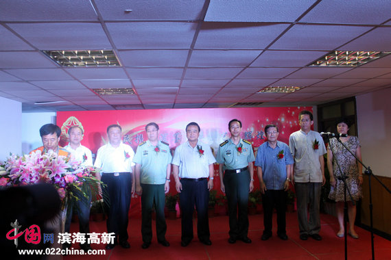 天津国际文化艺术交流研究会常务副秘书长梁昌远主持庆“八一”军民书画联展开幕式
