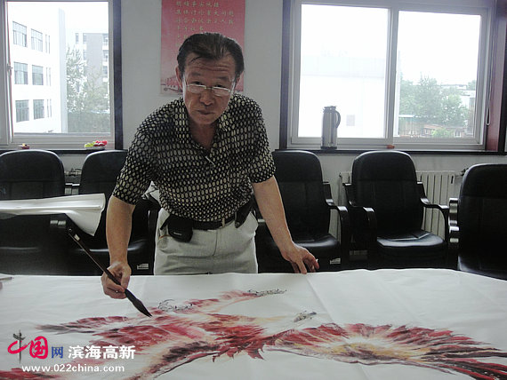 要华民正在创作金色大红鹰