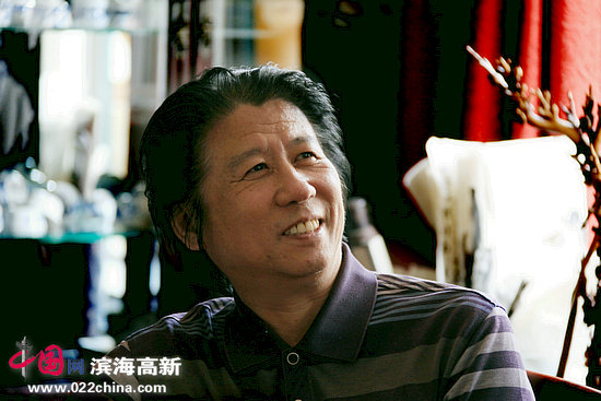 天津著名画家李学亮近影
