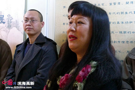 著名女画家黄雅丽致答谢词。