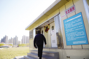 已经在北京人民大会堂使用多年的智能型微生物生态厕所,如今在津城“安家落户”。昨天,记者在南翠屏公园,切身感受了这种不必抽粪、不用水冲、毫无异味的环保低碳新型厕所的先进之处,其最大的技术亮点在于采用了微生物技术处理粪便。