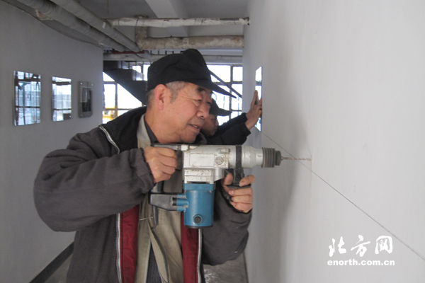 修路、修车、修门窗、扫雪、帮助残疾人……只要居民有需要,王玉和都会去帮忙
