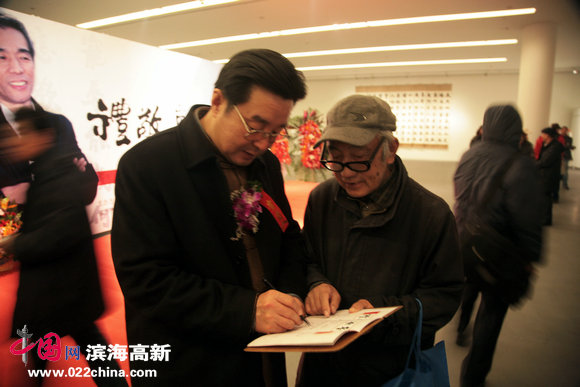 天津楹联协会会长、中国楹联书画院院长陈伟明与热心观众。