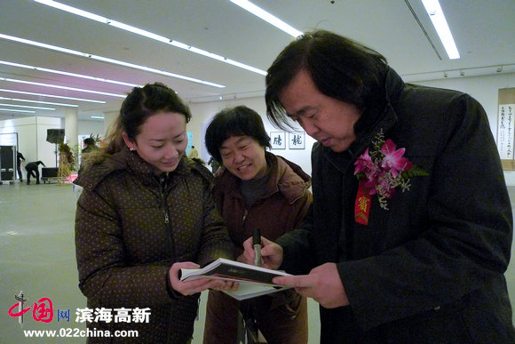天津市书法家协会副主席邵佩英与热心观众。