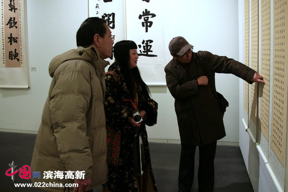 2015年04月01日 - 新泉 - 新泉的博客 著名书法家赵士英、画家黄雅丽在观赏苏玉作书法作品。