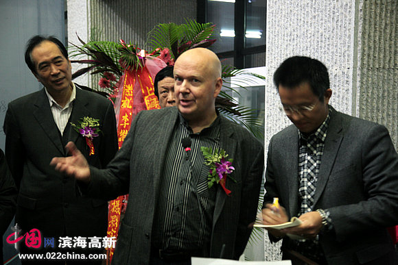 芬兰摄影家杰瑞·佩尔托麦基致辞。