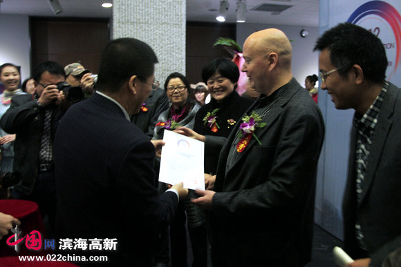 教委领导和高校摄协领导给参展人代表以及芬兰摄影家颁发最佳作品奖证书