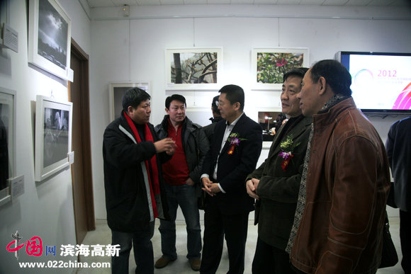 嘉宾以及参展教师参观摄影展。