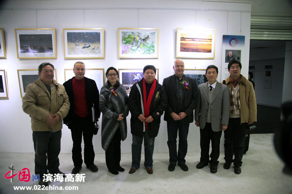 芬兰摄影家杰瑞·佩尔托麦基与部分参展教师合影。