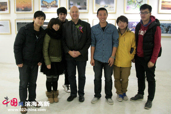 芬兰摄影家杰瑞·佩尔托麦基与观展的大学生合影。