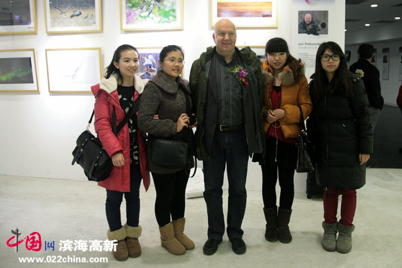 芬兰摄影家杰瑞·佩尔托麦基与观展的大学生合影。
