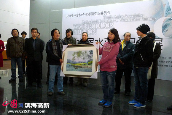 想天津城市建设学院（共呈）环境艺术设计中心代表致谢，赠送作品。