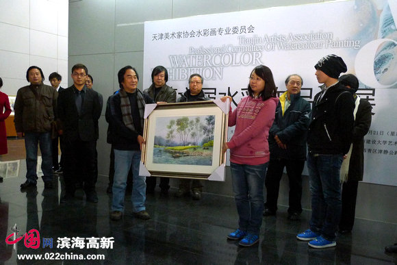 想天津城市建设学院（共呈）环境艺术设计中心代表致谢，赠送作品。