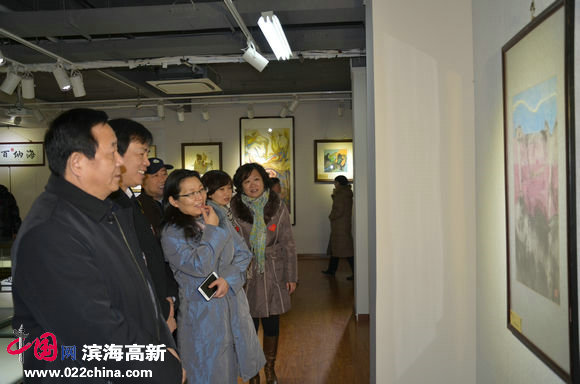 心语自然—当代朴墨心画艺术展暨大型公益活动举行,图为河北区有关领导观展