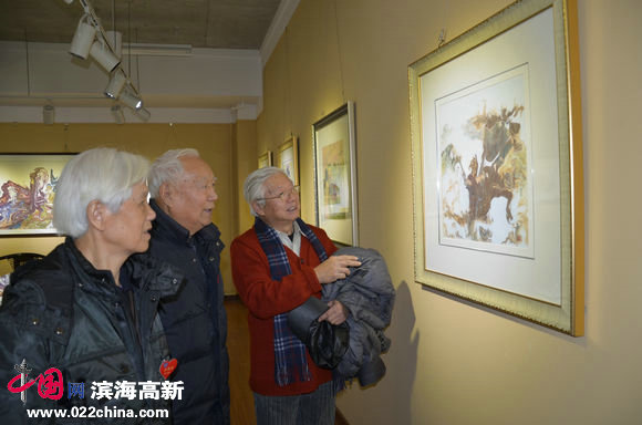 心语自然—当代朴墨心画艺术展暨大型公益活动举行,图为老教授们高度赞誉画作