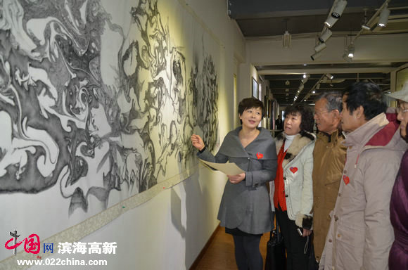 心语自然—当代朴墨心画艺术展暨大型公益活动举行,图为心画作者讲解自己作品