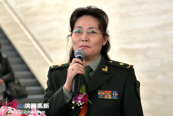 蒙古族女画家塔琳托娅致词