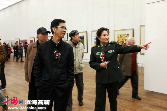 中国美协副主席、天津画院院长何家英参观画展。