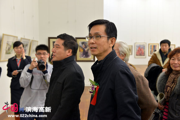 中国美协副主席、天津画院院长何家英参观画展。