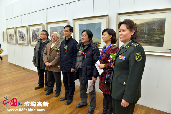 中国美协副主席、天津画院院长何家英与画家们在画展上。