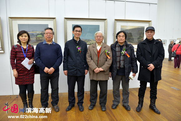 中国美协副主席、天津画院院长何家英与画家们在画展上。