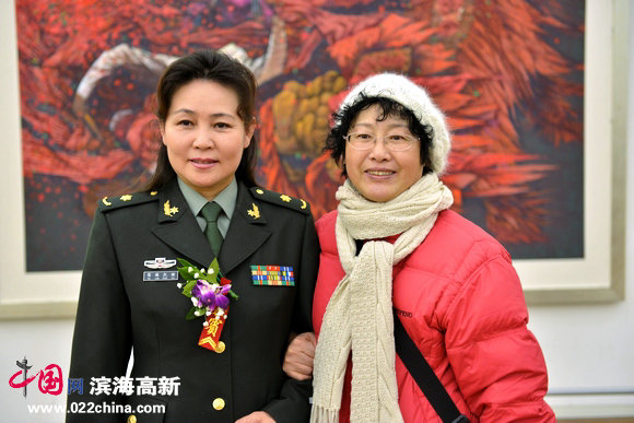 塔琳托娅与观众留影。