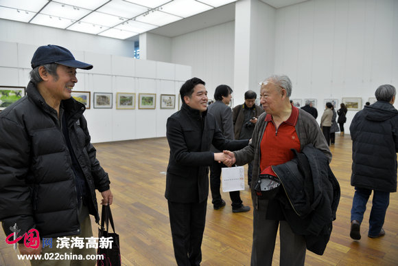 天津美术学院教授李家旭、画家宋家褆等在画展上。