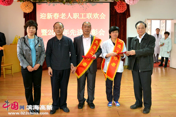 领导与先进工作者合影留念。