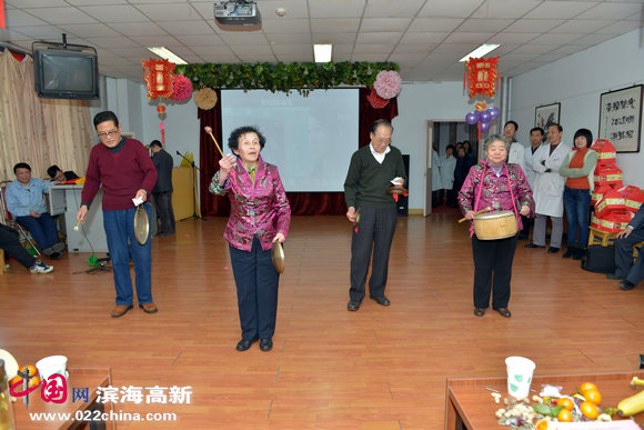 护理四科老人带来精彩的《三句半》