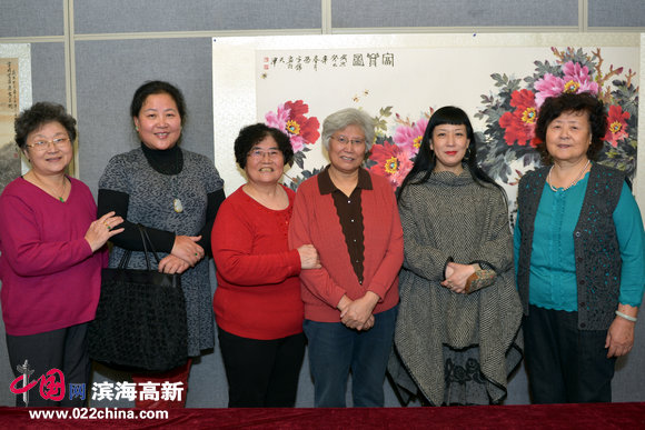 刘春雨、黄雅丽等部分参展女画家留影。