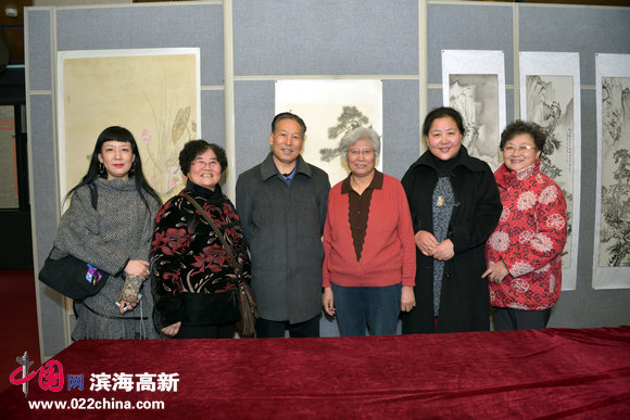 刘春雨、黄雅丽等部分参展女画家留影。