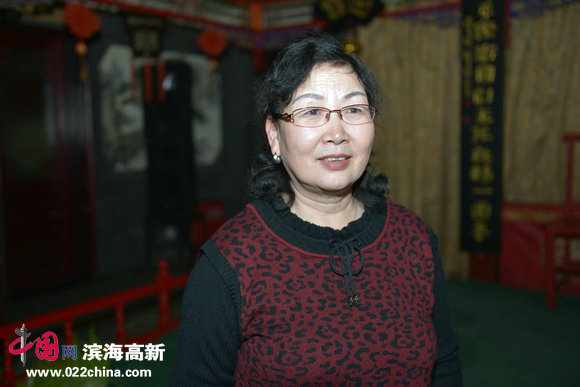 参展女画家王学莲。