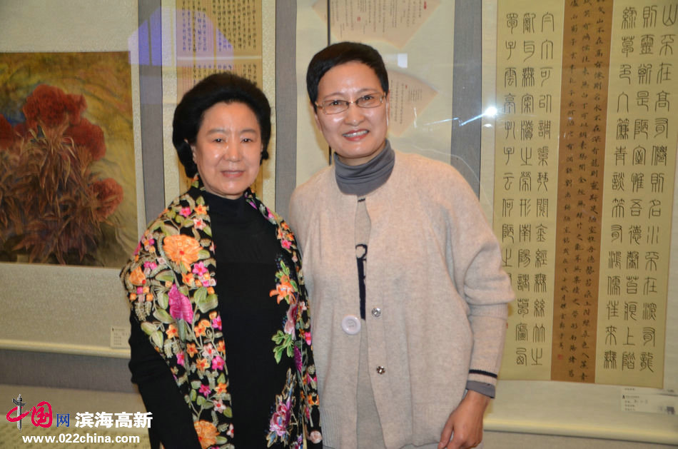 “天津女书画家佳作邀请展”3月5日在中国金融博物馆开幕。图为曹秀荣与女画家郑少英。