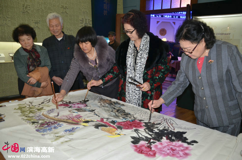 “天津女书画家佳作邀请展”3月5日在中国金融博物馆开幕。图为集体创作《锦绣前程》献给自己的节曰