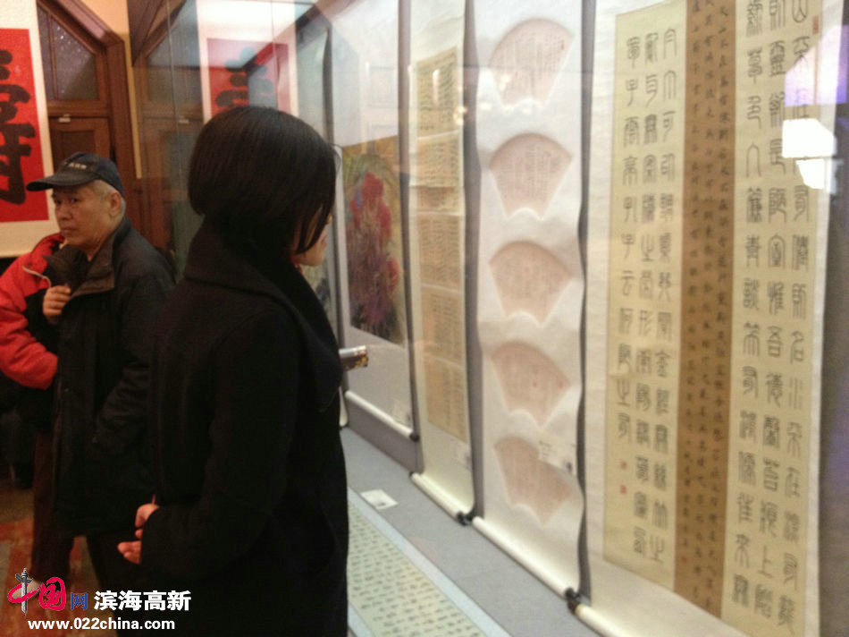 “天津女书画家佳作邀请展”3月5日在中国金融博物馆开幕。图为女画家们集体创作《锦绣前程》献给自己的节日。