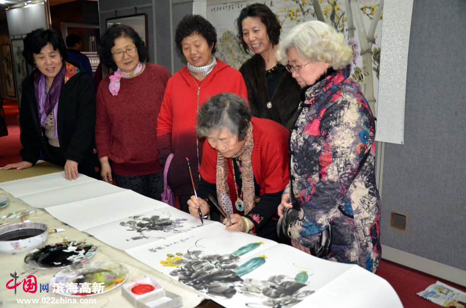 “庆三八” 津门女书画家作品展3月6日在政协书画艺术展览馆开幕。图为女画家们即兴现场作画。
