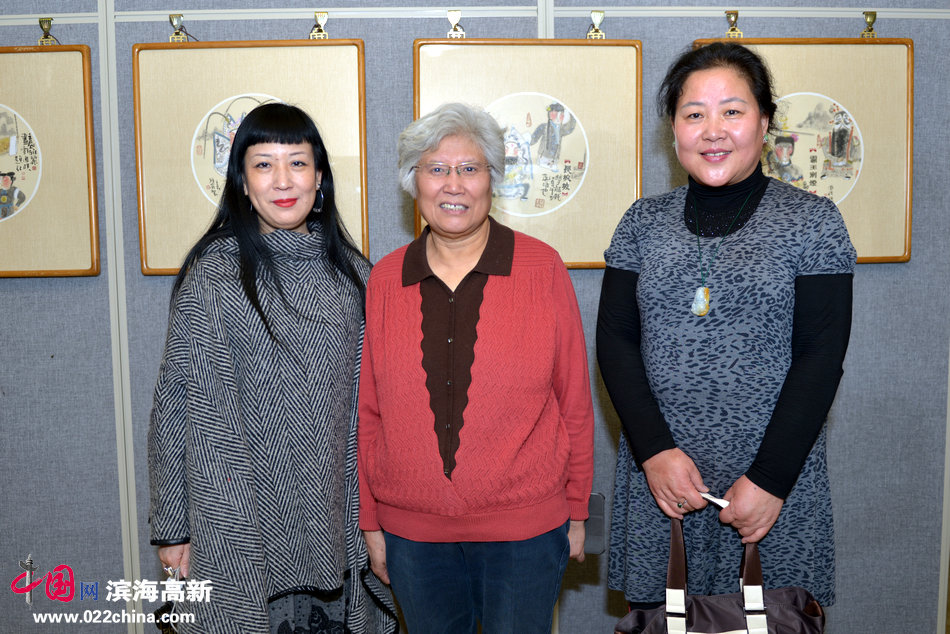 “庆三八” 津门女书画家作品展3月6日在政协书画艺术展览馆开幕。图为参展画家黄雅丽、刘春雨等。