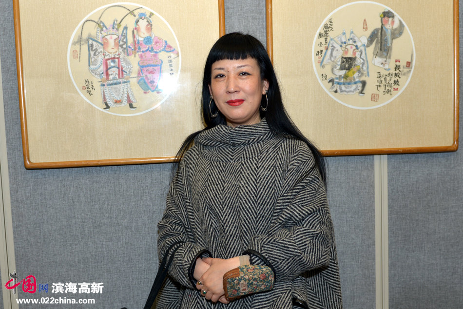 “庆三八” 津门女书画家作品展3月6日在政协书画艺术展览馆开幕。图为参展画家黄雅丽。